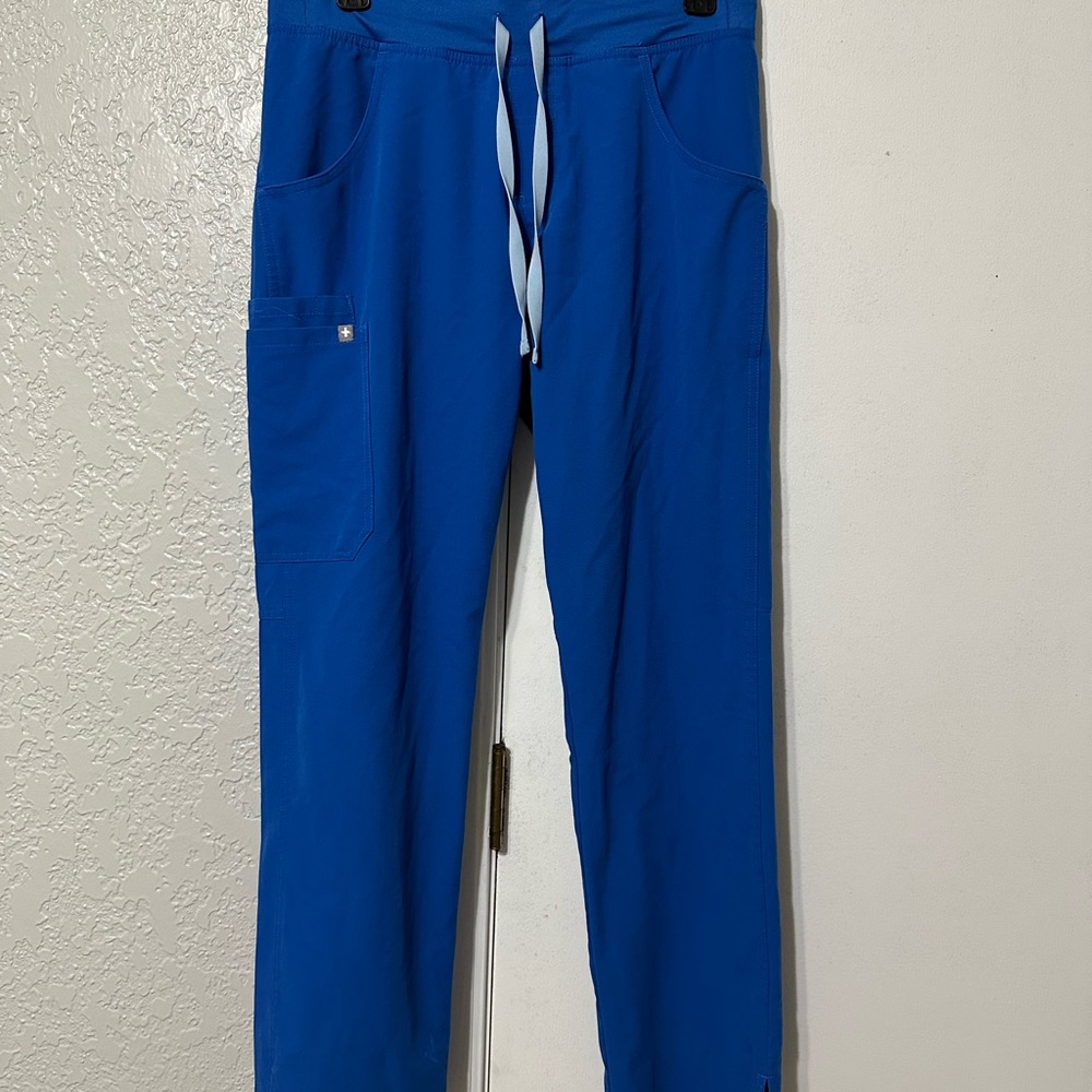 FIGS woman’s Kade cargo scrub pants